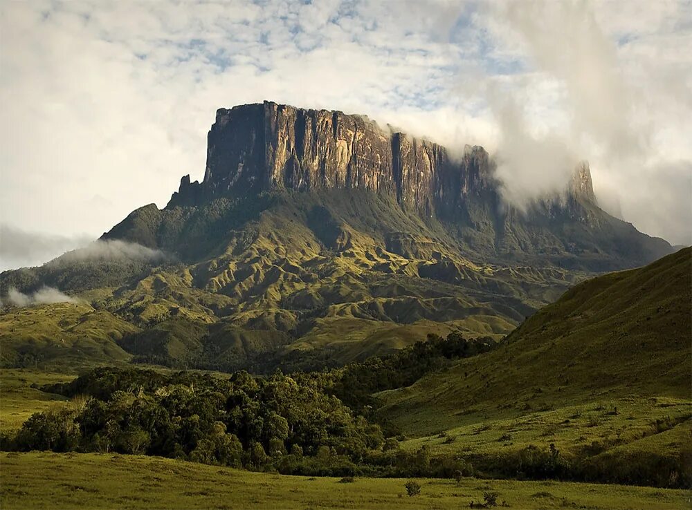 Водопад на гвианском плоскогорье. Столовая гора Рорайма. Рорайма Венесуэла. Венесуэла горы Тепуи. Пик Рорайма.
