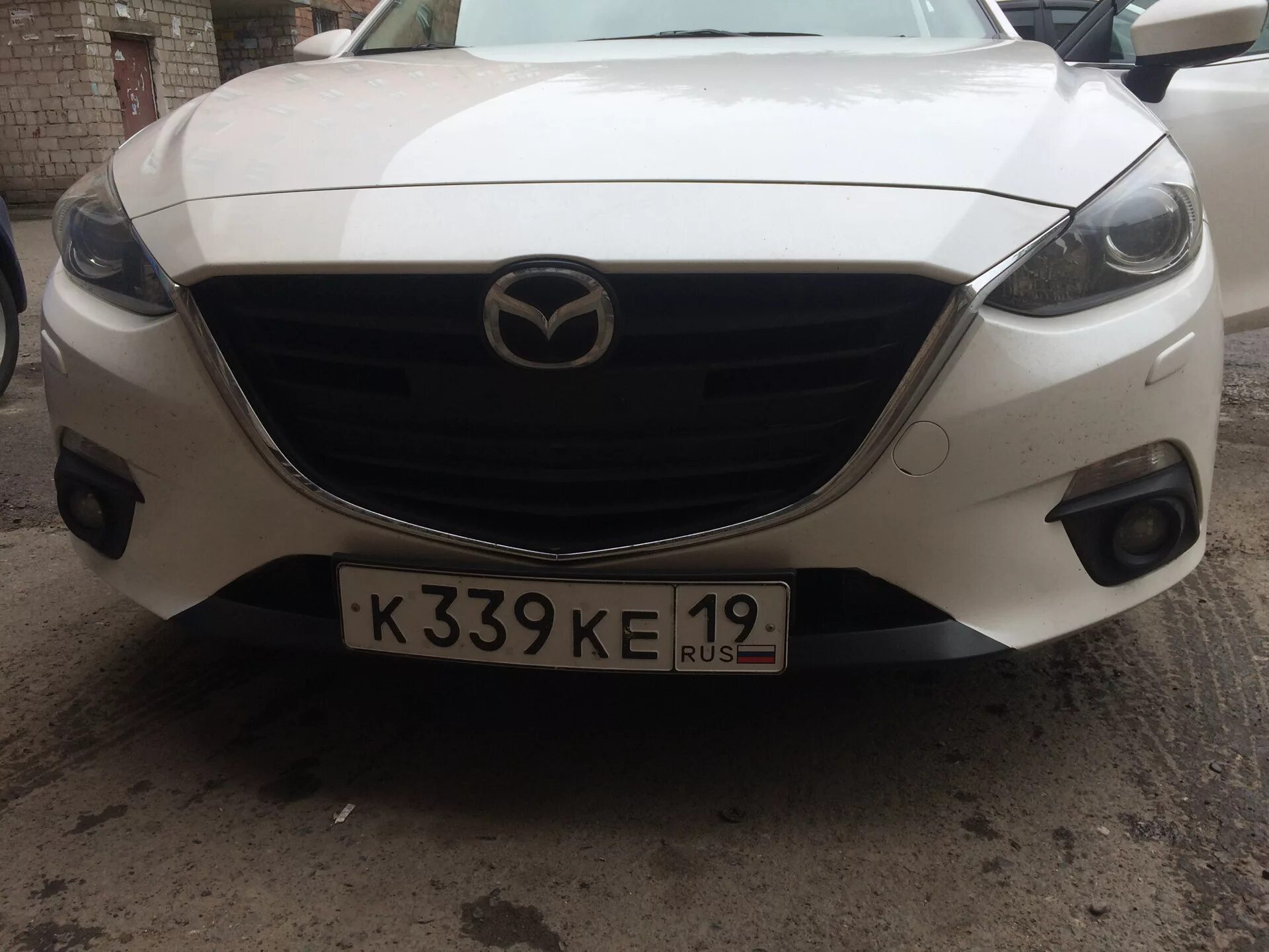 Подиум номера мазда. Рамка для номера Мазда 3 БМ. Мазда 3 BM рамка номера. Mazda3 BM передние парктроники. Мазда 3 БМ номер спереди.