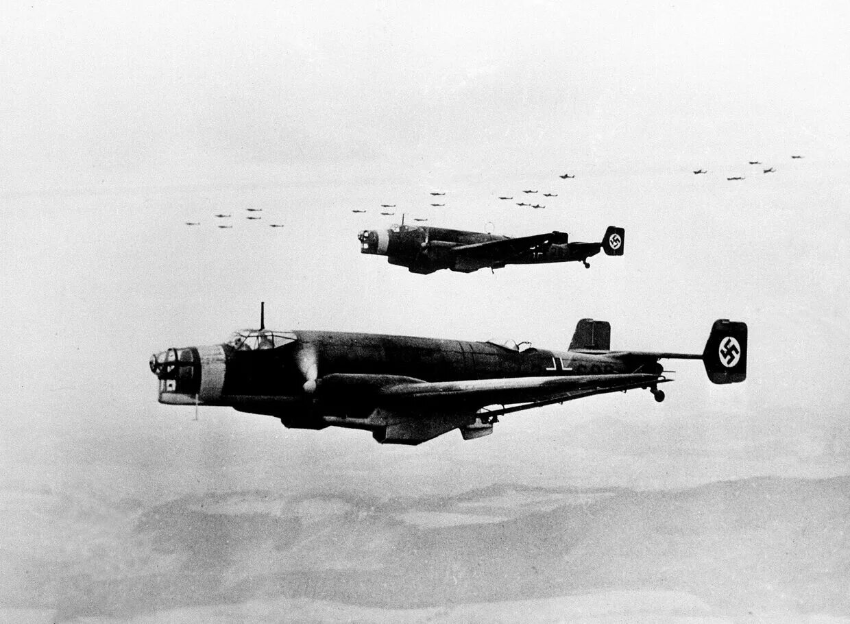 Бомбежка киева 1941. Юнкерс 87 над сталинградом. Бомбардировка токио 1942. Немецкие юнкерсы 1941 бомбят. Немецкие самолеты бомбят.