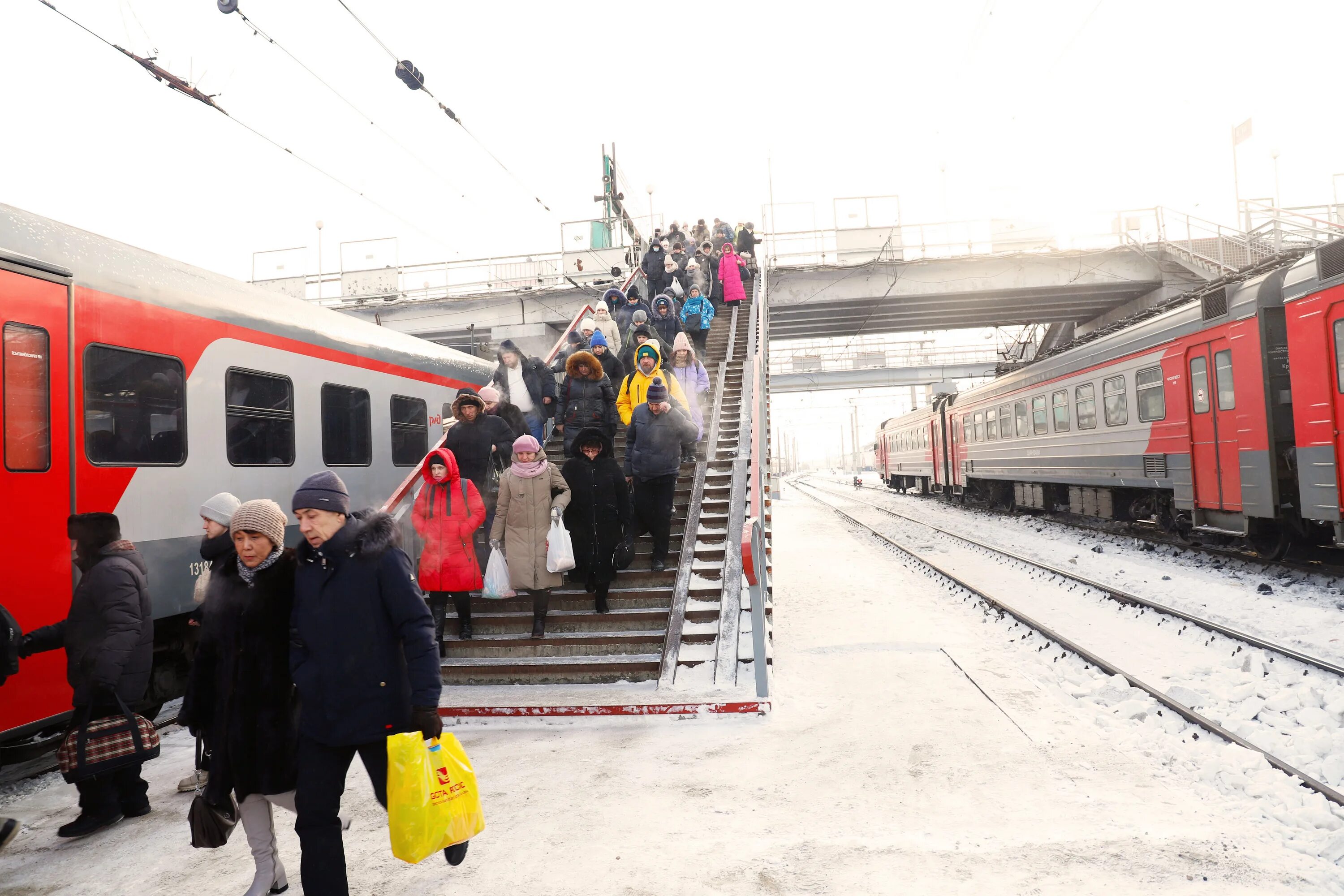 Электрички новосибирск барабинск вечером. Электричка Новосибирск Татарская. Электричка Новосибирск Татарск. Электричка Барабинск Новосибирск. Татарская электричка.