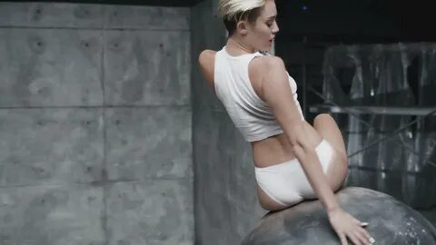 Miley Cyrus aparece nua em clipe de 'Wrecking ball' .