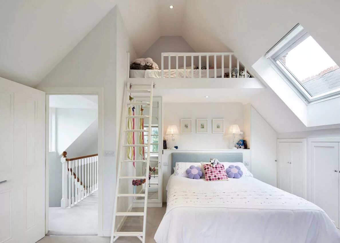 Девочка на втором этаже. Спальня на мансардном этаже. Двухэтажная комната. Детская на мансарде. Детские комнаты на мансардном этаже.