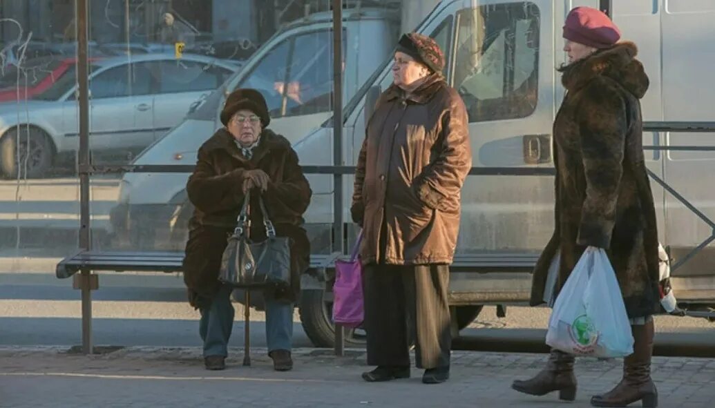 Люди на остановке зима. Люди на остановке. Люди стоят на остановке. Человек зимой на остоновкп. Https ya n