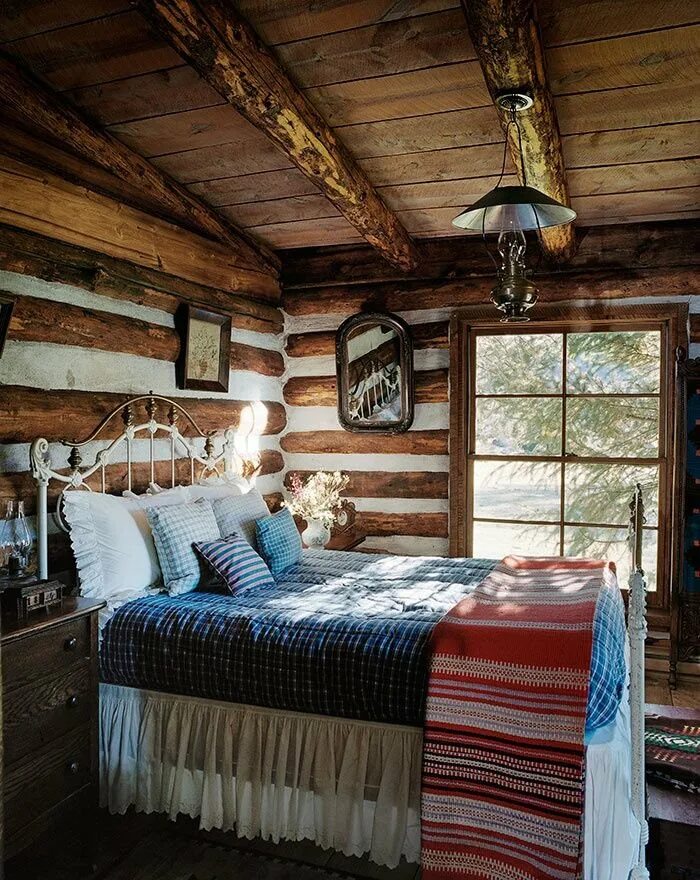 Деревенская комната. Спальня в деревенском стиле. Спальня в русском стиле. Маленькая спальня в деревенском стиле. Деревянная спальня в деревенском стиле.