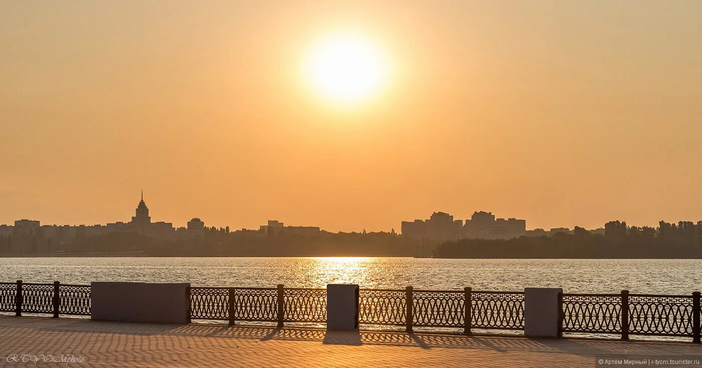 Набережная реки волга в самаре закат. Нижний новгород закат на набережной. Адмиралтейская набережная закат воронеж. Рассвет в саратове. Нижневолжская набережная нижний новгород.