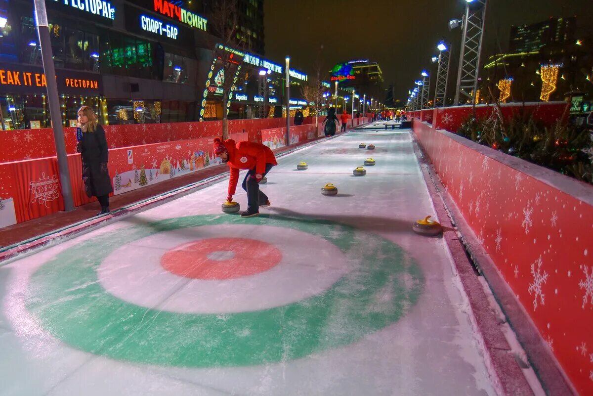 Керлинг с новым годом. Путешествие в рождество на таганке. Керлинг в снежком. Путешествие в рождество керлинг. Каток вднх флешмоб.