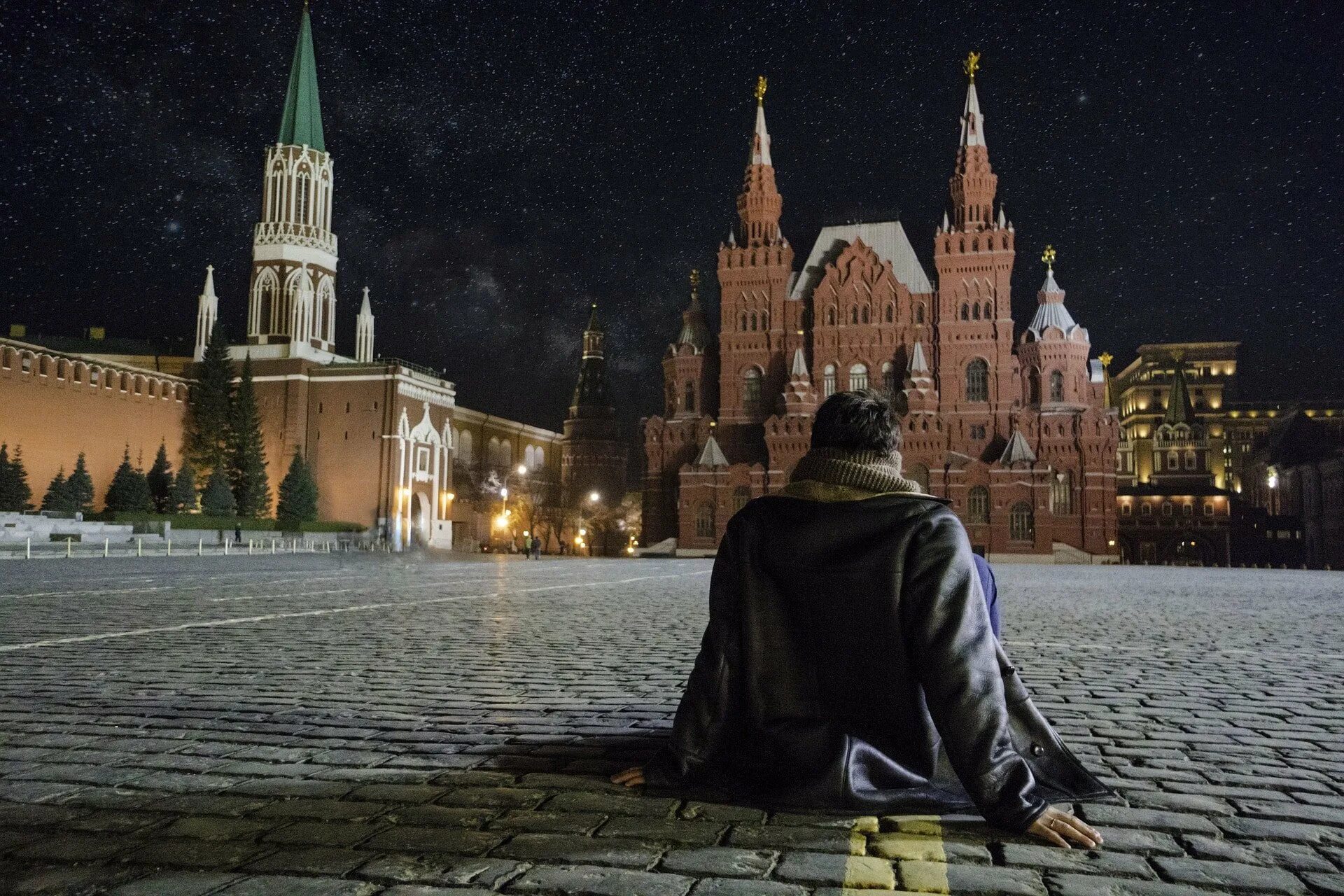 Зовет жить в москву. Парень на красной площади. Парень в Москве в красной площади. Туристы в Кремле. Человек на фоне Кремля.