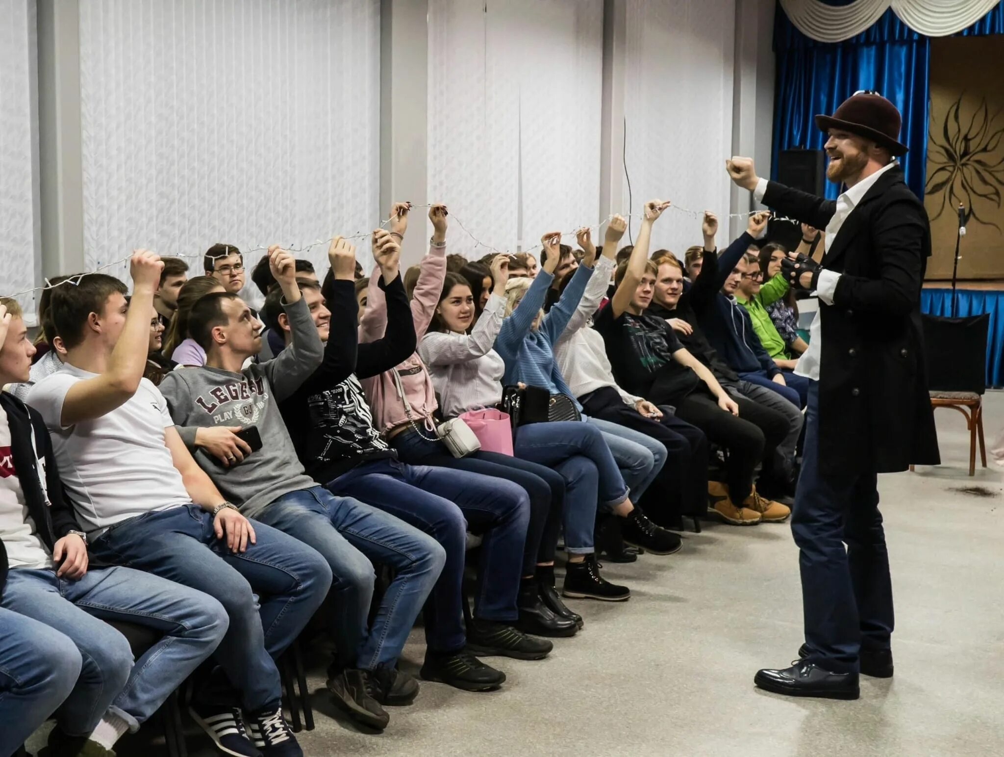 Библиотека творческая встреча. Творческая встреча. Встреча в аудитории. Молодежная аудитория. Молодежная встреча творческая.