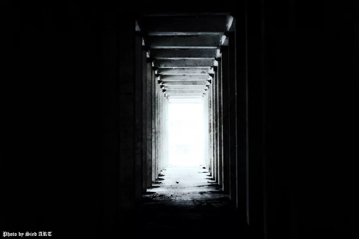 Зона темноты. Дверь в конце коридора. Свет в конце коридора. Свет из Темноты. Темный коридор.