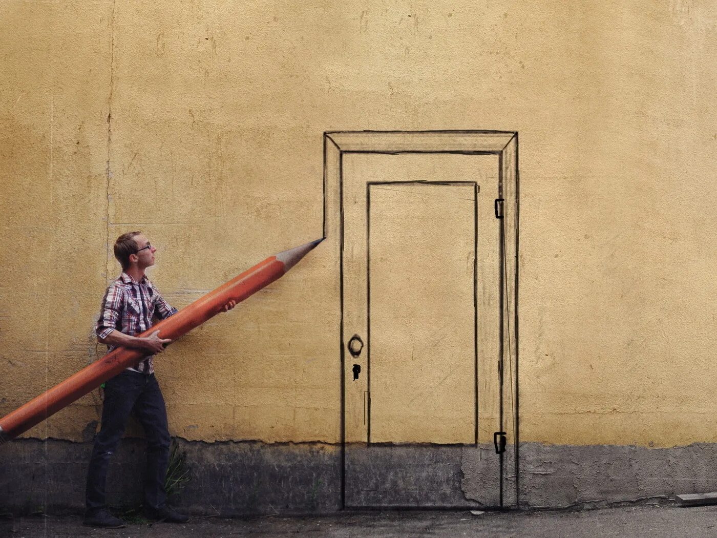 Двери возможностей. Креативная реклама дверей. Человек на фоне двери. Необычная реклама дверей. Креативная реклама стальных дверей.