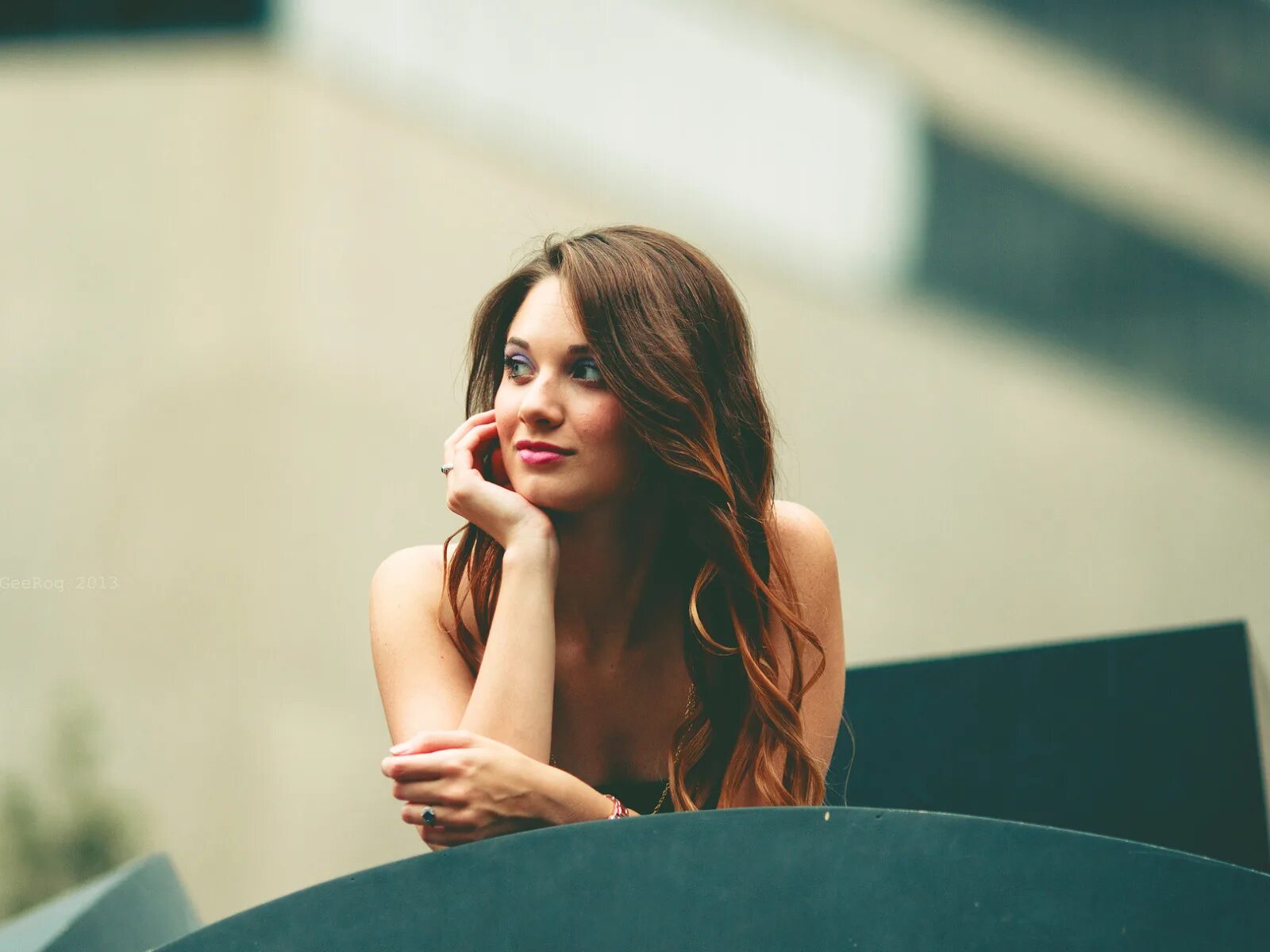 девушки решаются. девушка мечтает. Meet someone for the first time. обои молодость. девушка на рельсах.