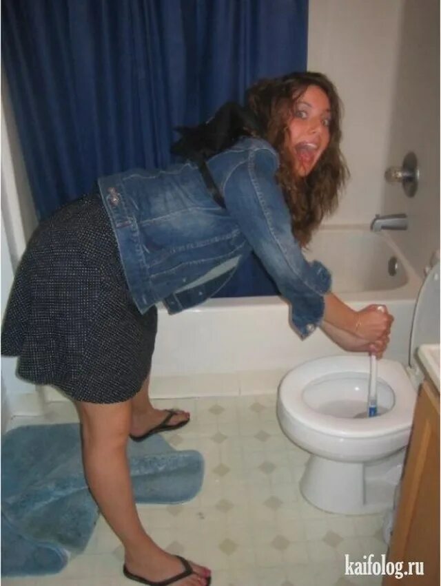 Девочка на унитазе. Девочка в туалете. Девочка в туалете. Красивая девушка покакала. Маленькая девочка покакала.