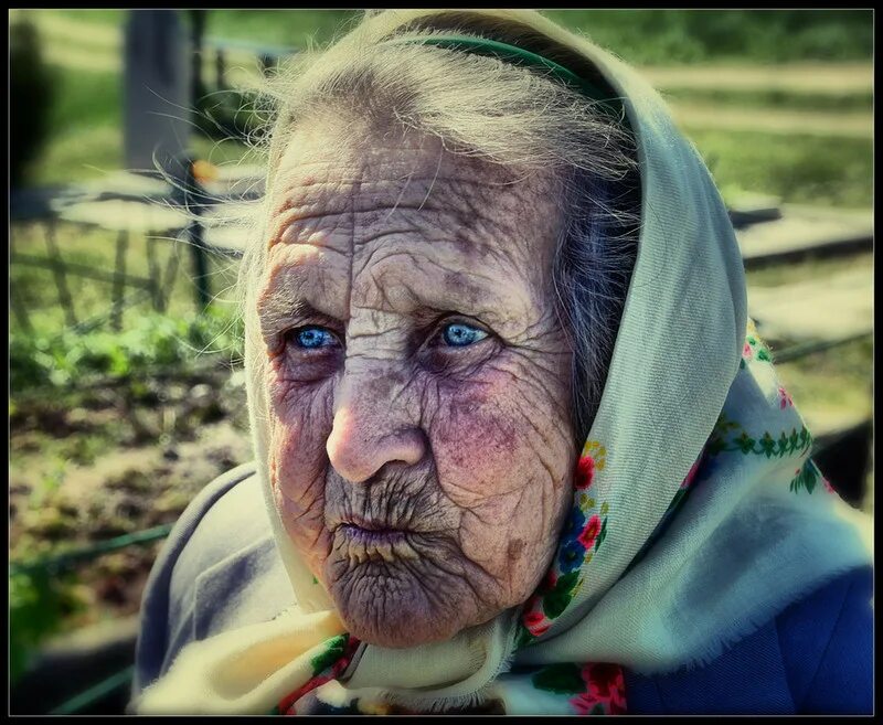 Страшная бабушка в платке.