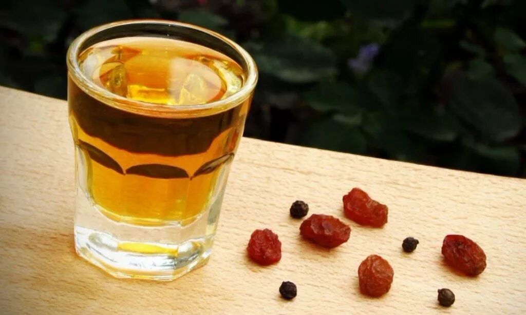 Изюмовка настойка на водке. Алкогольные коктейли. Коктейли безалкогольные рецепты в домашних. Алкогольные коктейли простые рецепты. Рецепты напитков безалкогольных.