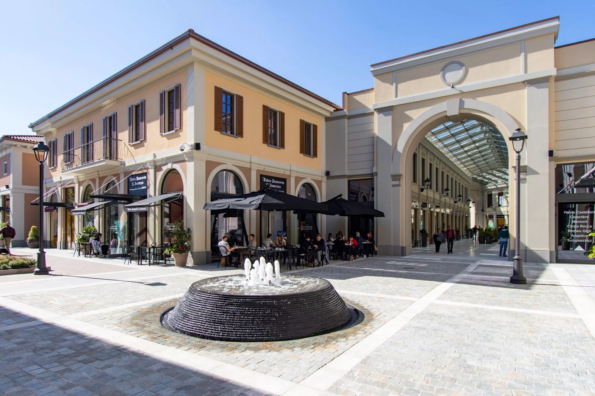 Serravalle outlet. Franciacorta Outlet Village. Аутлет Вилладж Дубай.