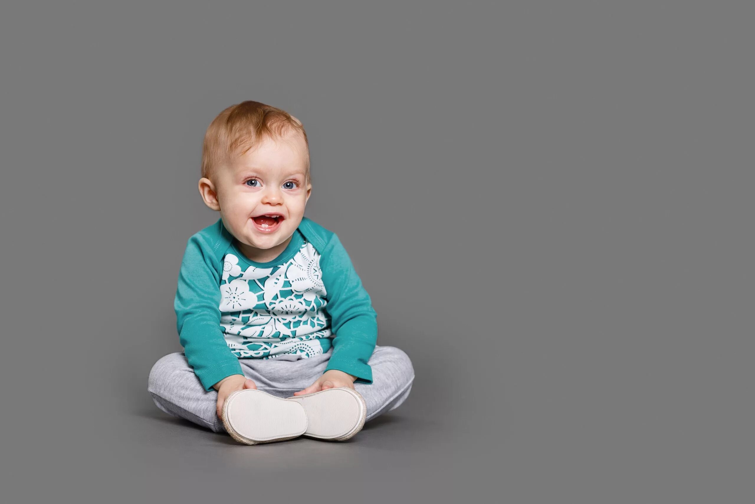 ребенок годик сидит. ребенок годик сидит. малыш сидит. дети на белом фоне. ребенок сидит на белом фоне.