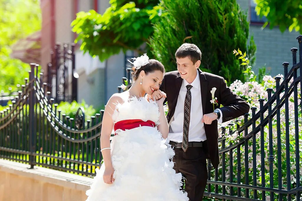 красивый жених. свадьба. невеста и часы. красивые жених и невеста. свадебные сборы жениха.