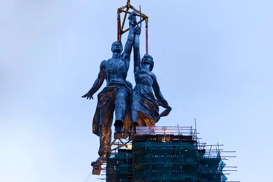 Памятник рабочий и колхозница в Москве. Скульптурный памятник в Москве рабочий и колхозница. Памятник рабочий и колхозница в Москве на ВДНХ.