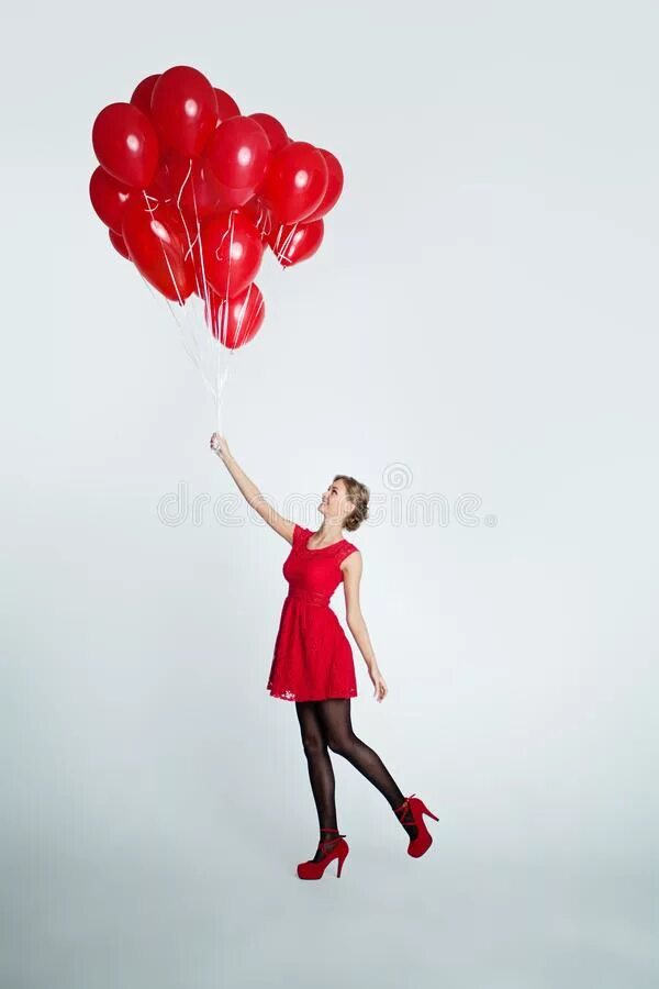Держит воздушный шарик. Девушка держит воздушный шар. Девушка держит в руке воздушный шарик. Девушка держащая с воздушными. Платье женское в воздушные шарики.