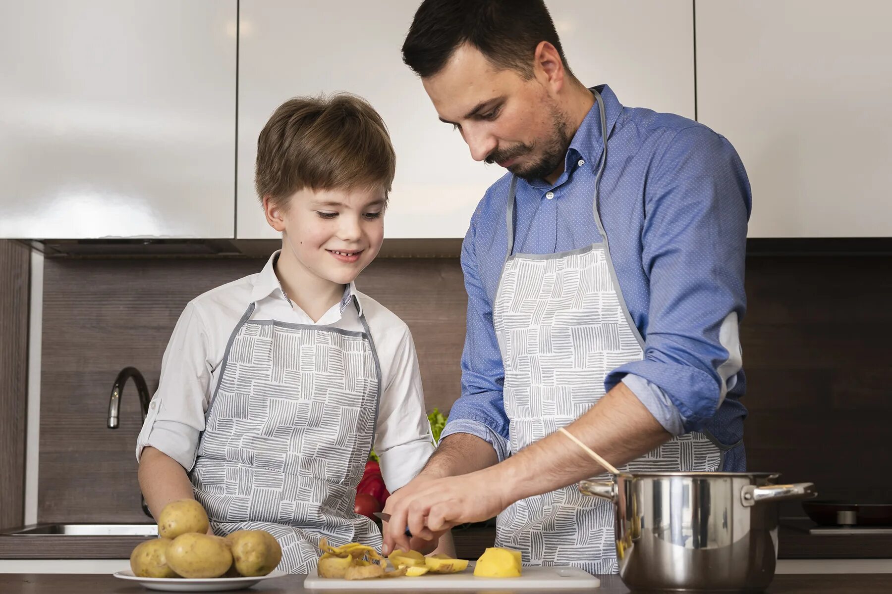 Dad a cook. Кухня для детей. Готовка с детьми. Папа готовит. Папа готовит с детьми.