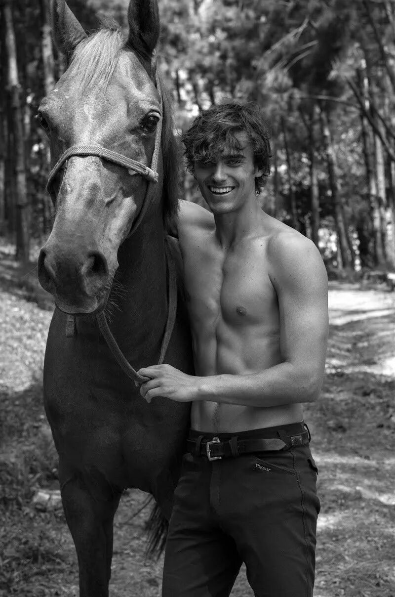 Мужчина на лошади. Мужская фотосессия с лошадью. Мальчик на лошади. Жеребец мужчина.
