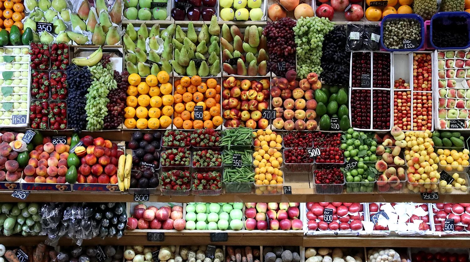Выкладка овощей и фруктов. Прилавок с овощами и фруктами. Витрина овощи фрукты. Овощи на рынке.