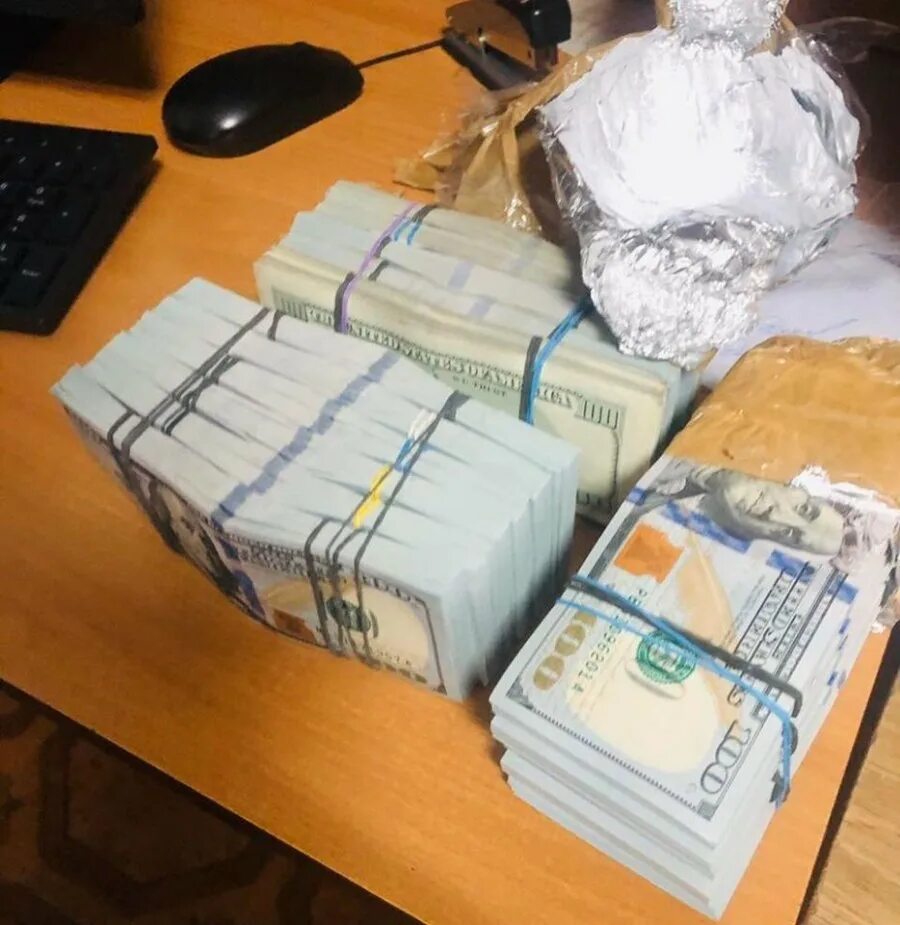780 000 долларов. Пачка денег доллары. Много долларов. 780 000 долларов. Миллион долларов.
