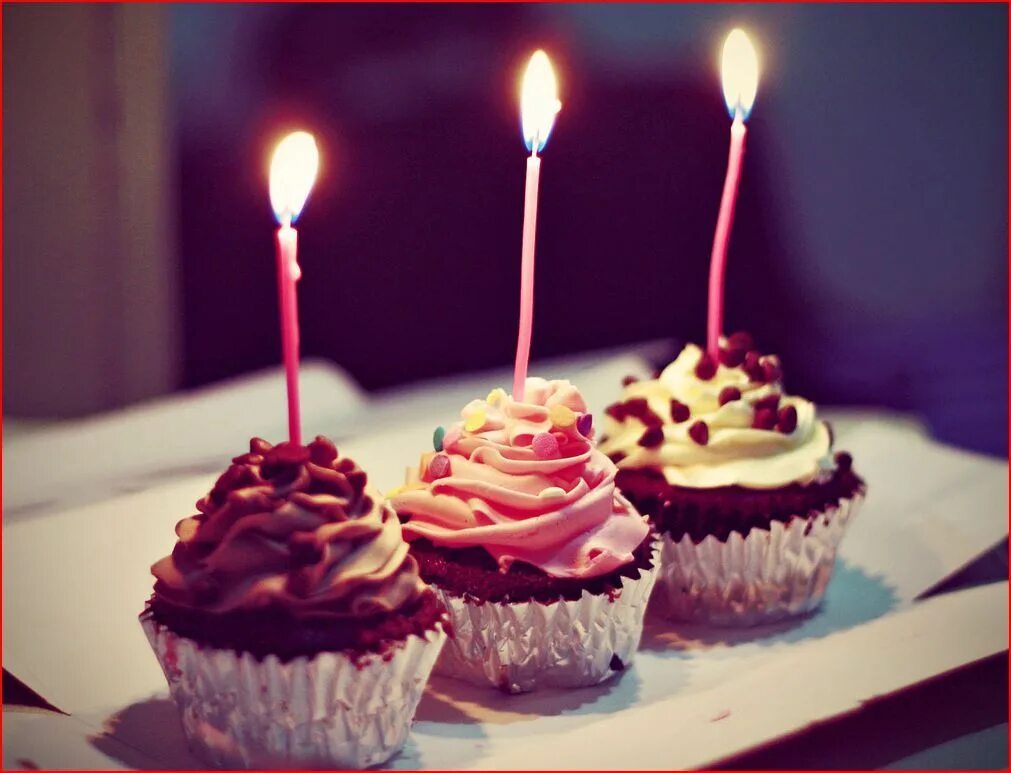 Тортик со свечками. Свечи для торта. Пирожное на день рождения. Кексики на день рождения.