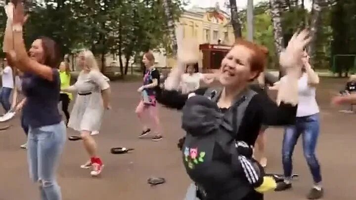 Песня да я мать и я умею танцевать. Клип я умею танцевать. Да я мать и я умею танцевать танец. Клип я умею танцевать. Песня да я мать и я умею танцевать.