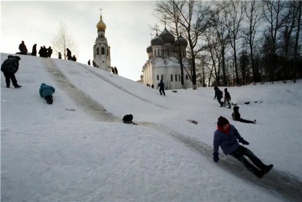 Парк коломенское ватрушки. Коломенская горка. Парк коломенское ватрушки. Горка в коломенском парке. Горка коломенское.