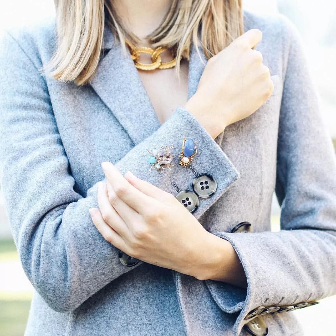 Красивые броши на пальто. Брошь на блузку. Где носят брошь. Брошки на одежде. Где носят брошь.