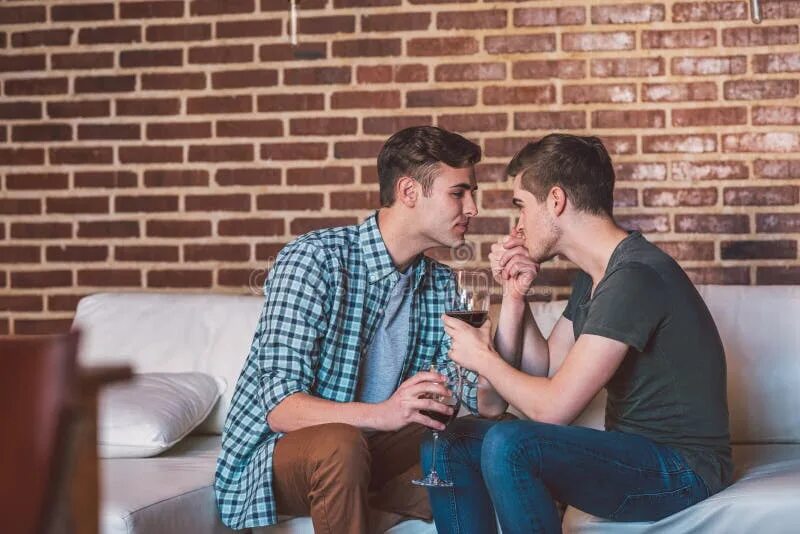 Два парня обнимаются. Парни вдвоем. Два парня дома. Два друга. Двое мужчин беседуют.