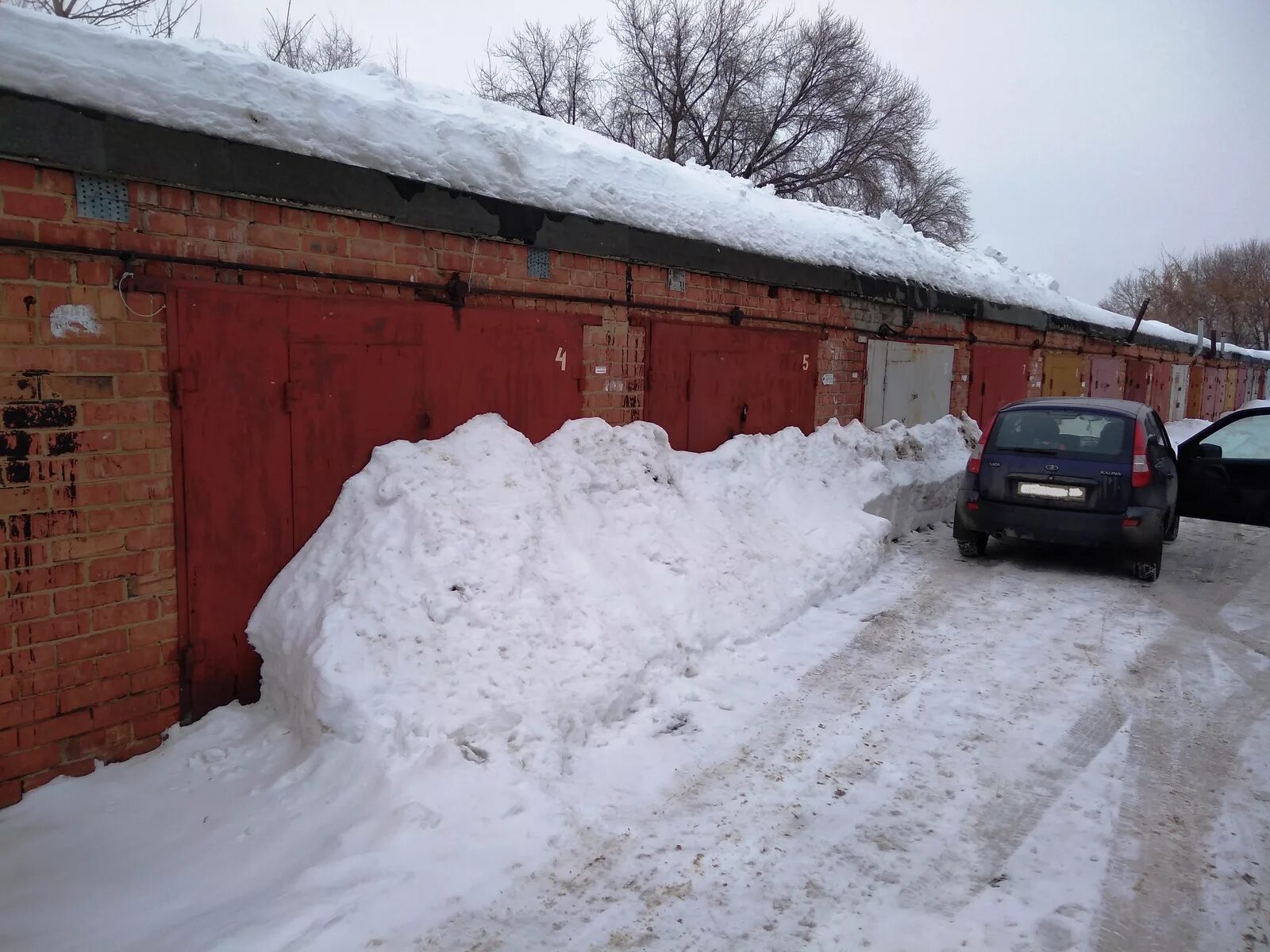 Зимой без гаража. Гараж в скандинавском стиле. Постановка автомобиля на зимнее гаражное хранение. Гаражи зимой. Машина у дома зимой.
