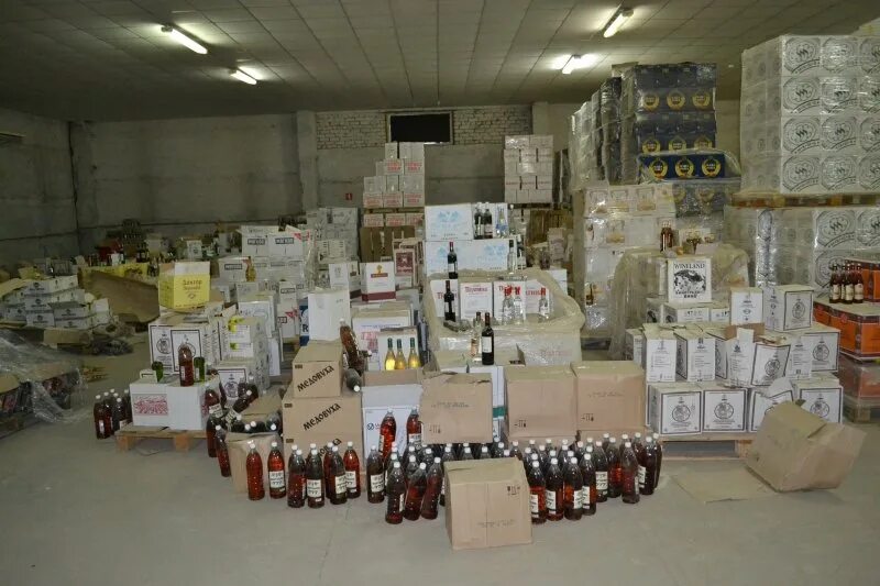 Импортный алкоголь. Витрина с алкоголем. Вино войлочный магазин. Вино-водочный магазин. Алкогольный склад.