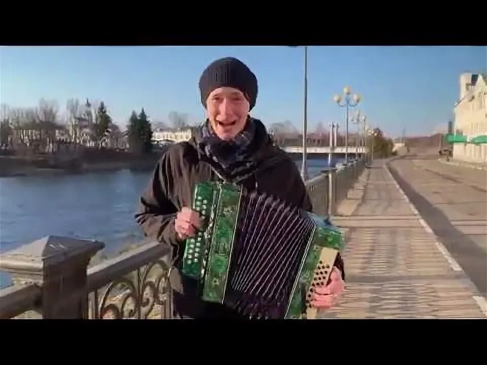 Белоглазов гармонь. Гармонист с гармошкой. Разбор на гармони шел казак на побывку домой. Мужик под гармонь. Мужик на гармонике играет чайковский.