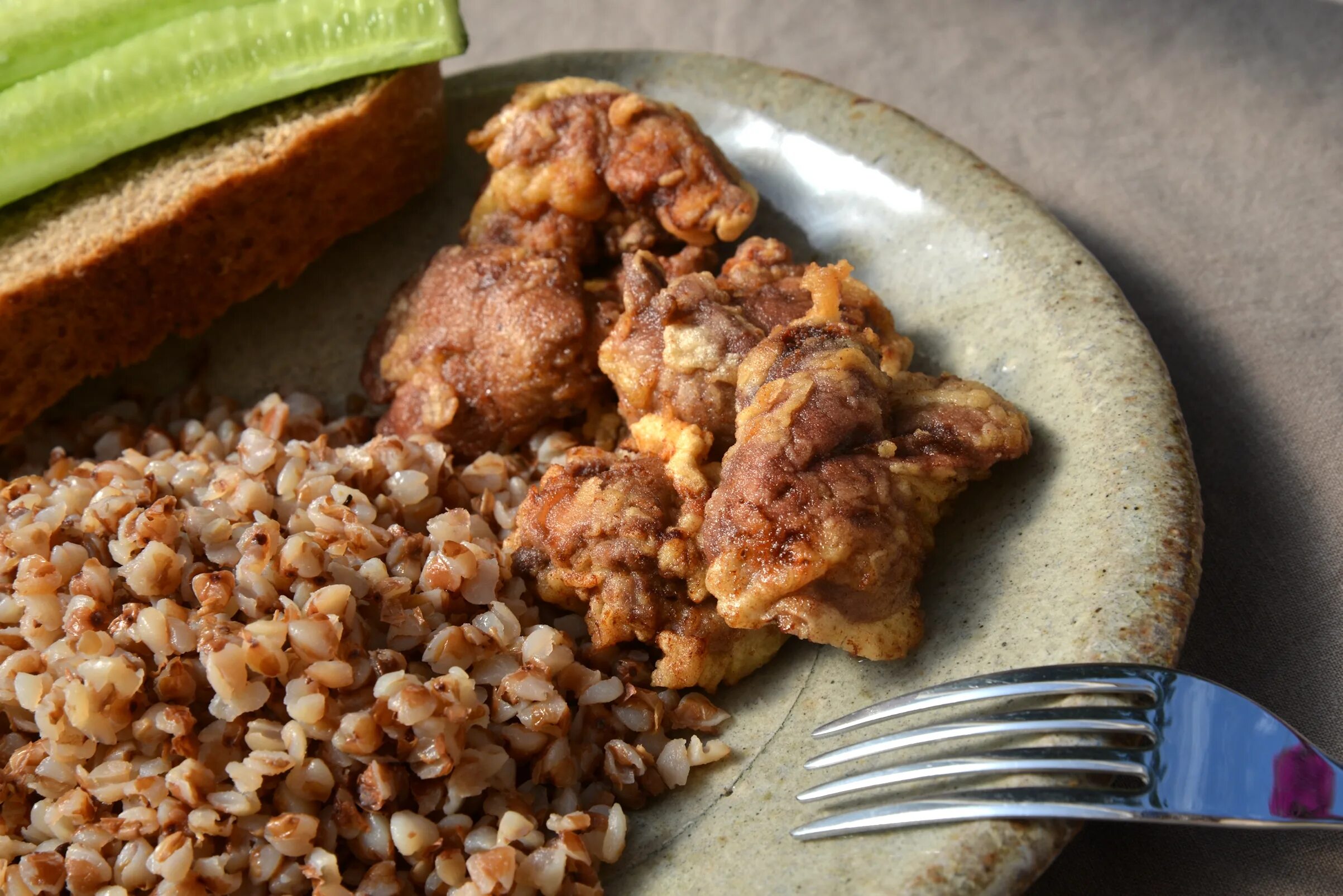 Печень жареная. Куриная печенка с тыквой. Жареная печенка в яйце. Курица обжарка мука.