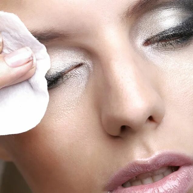 Демакияж глаз. Очищение макияжа для кожи. Снятие макияжа с лица. Девушка с ватным диском.