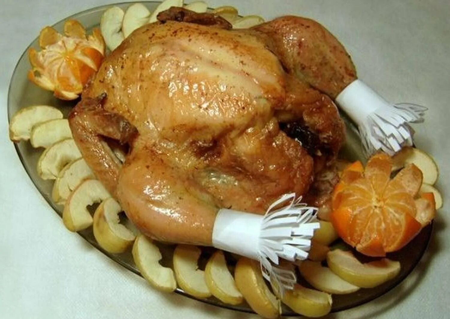 Украшение свадебного гуся. Украшение курицы. Украшение блюда из курицы. Курица целиком в духовке украшение.