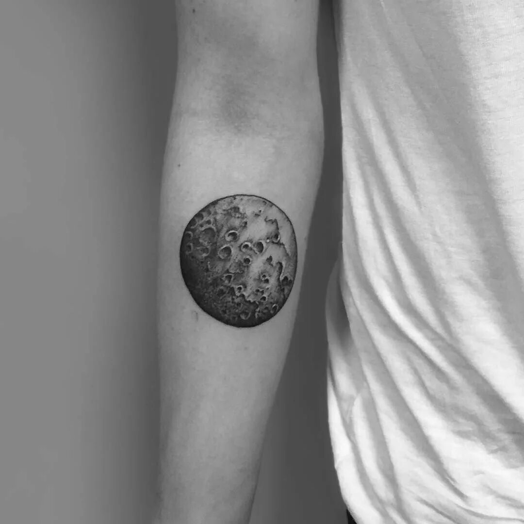 тату луна. триединая луна тату. луна тату лучшие. тату луна. тату луна на руке мужские.