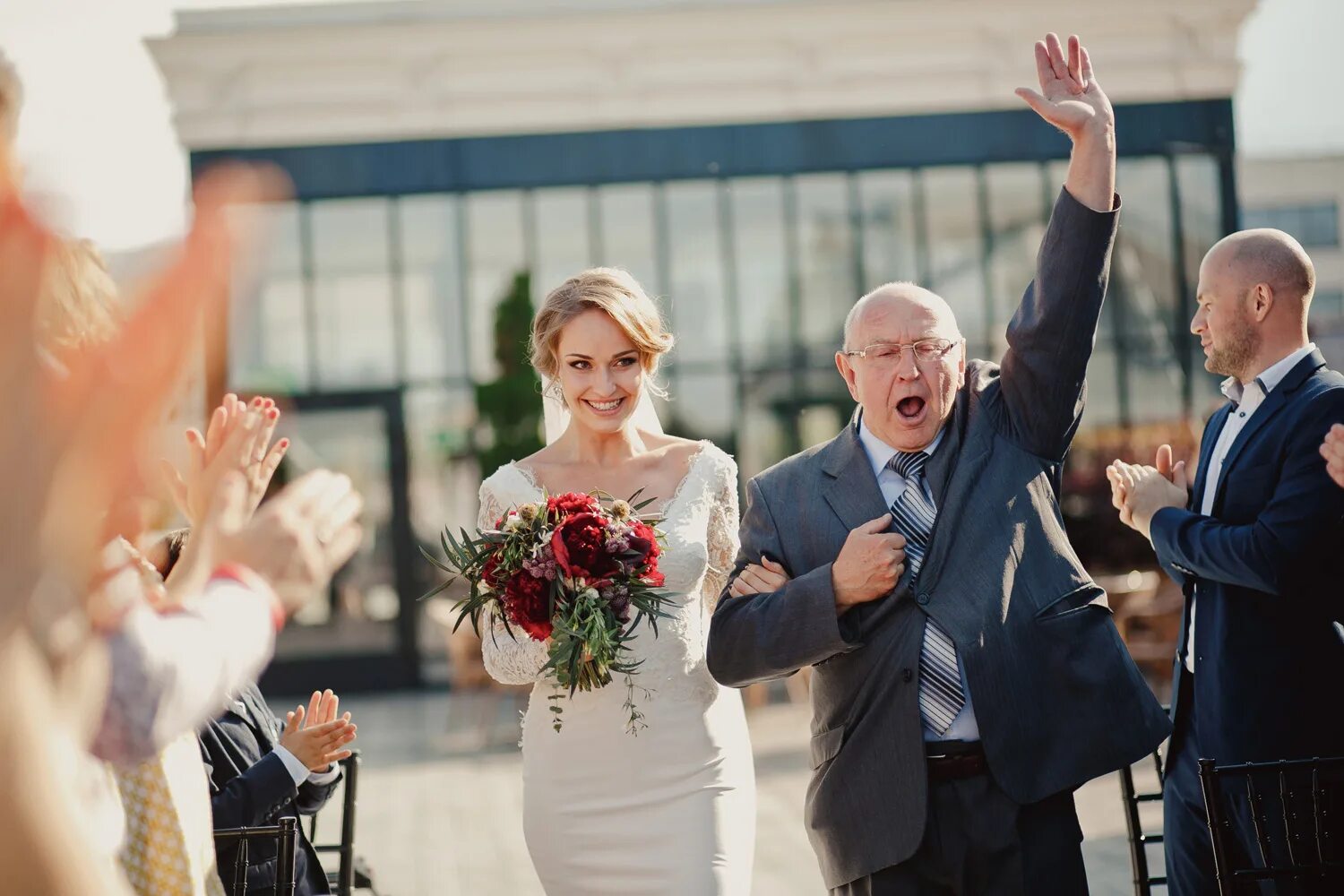 родители жениха и невесты. жених говорит родителям на свадьбе. благословение молодых. жених и невеста за столом. жених говорит родителям на свадьбе.