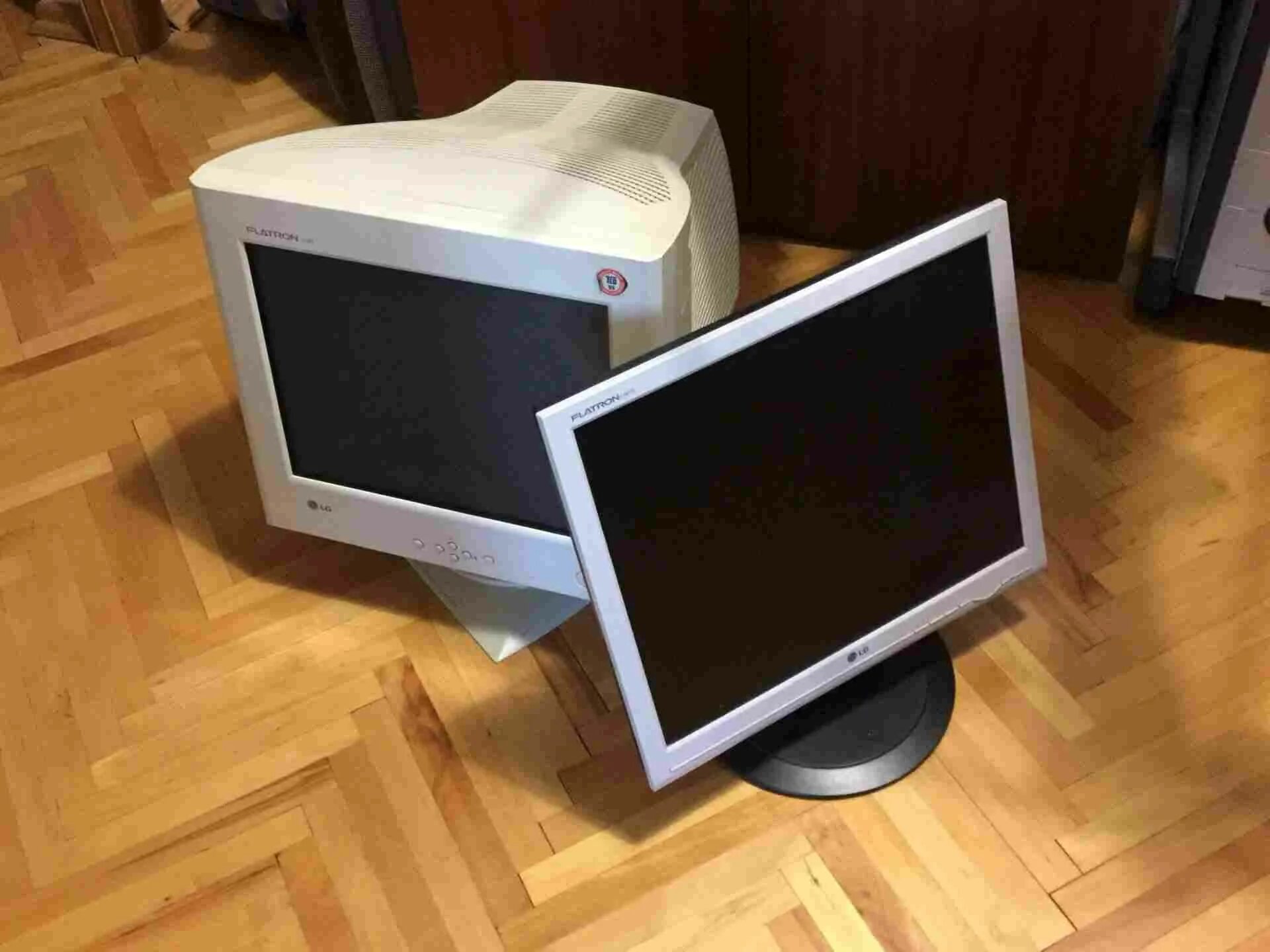 Старый монитор компьютера сбоку. Старые мониторы для компьютера. Монитор старого компьютера. Квадратный монитор. Купить старый монитор