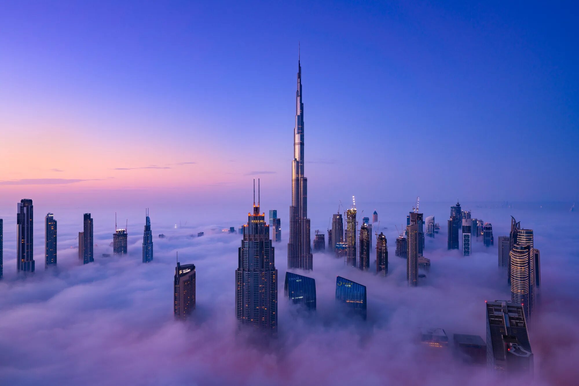 Дубай потом 2024. Небоскрёб Бурдж-Халифа в Дубае. Бурдж Халифа в облаках. Дубай Бурдж Халифа в облаках. Пейзаж Бурдж Халифа Дубай.