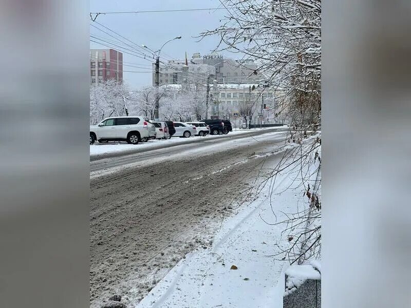 Снег выпавший ночью и еще не изборожденный. Снег в Чите. Снег на дороге. Снег сегодня. Снег в Чите сегодня.