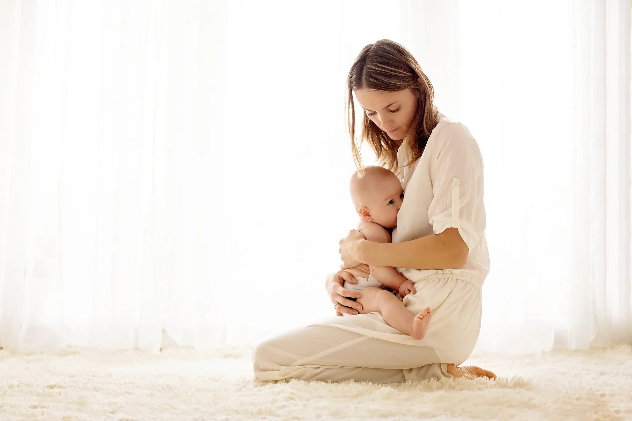 Young mother like. Грудное вскармливание. Кормление грудью. Женщина кормит ребенка. Женщина кормит ребенка грудью.