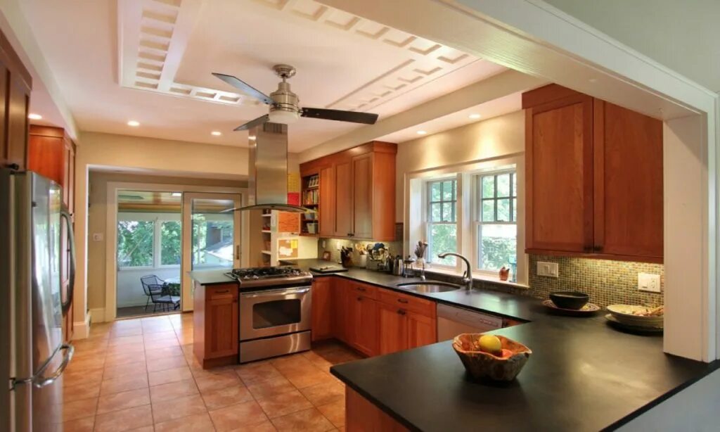 Кухня в потолок. Красивый потолок на кухне. Потолки из гипсокартона для кухни. Кухонный потолок из гипсокартона. Потолок кухня видео