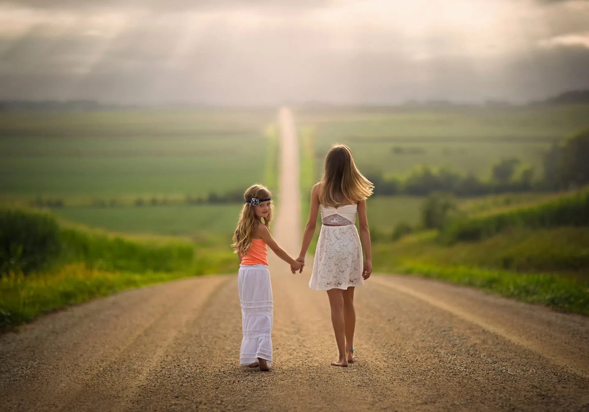 People this road. Девушка на дороге. Девочка на тропинке. Дети дорога вдаль. Фотосессия на дороге.