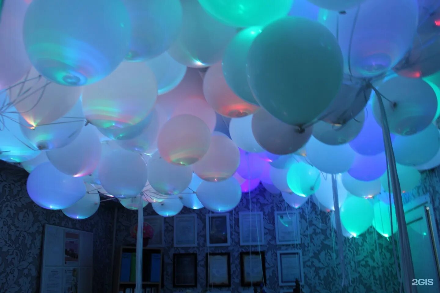 Доставка потолок шар. Шарики на потолке. Светящиеся шарики. Воздушные шарики под потолок. Шарик гелиевый.