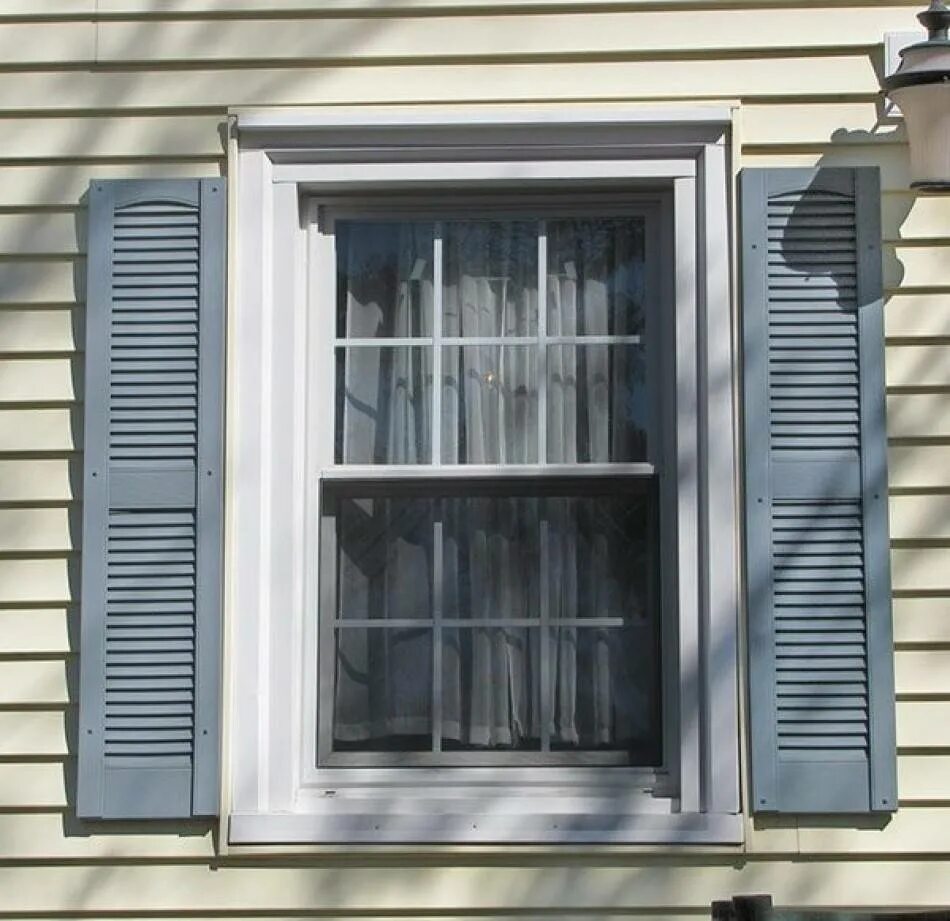 Ставни. Декоративные ставни на окна. Через неплотно притворе 1 ые ставни. Откидные ставни veka. Филенчатые ставни мид америка.