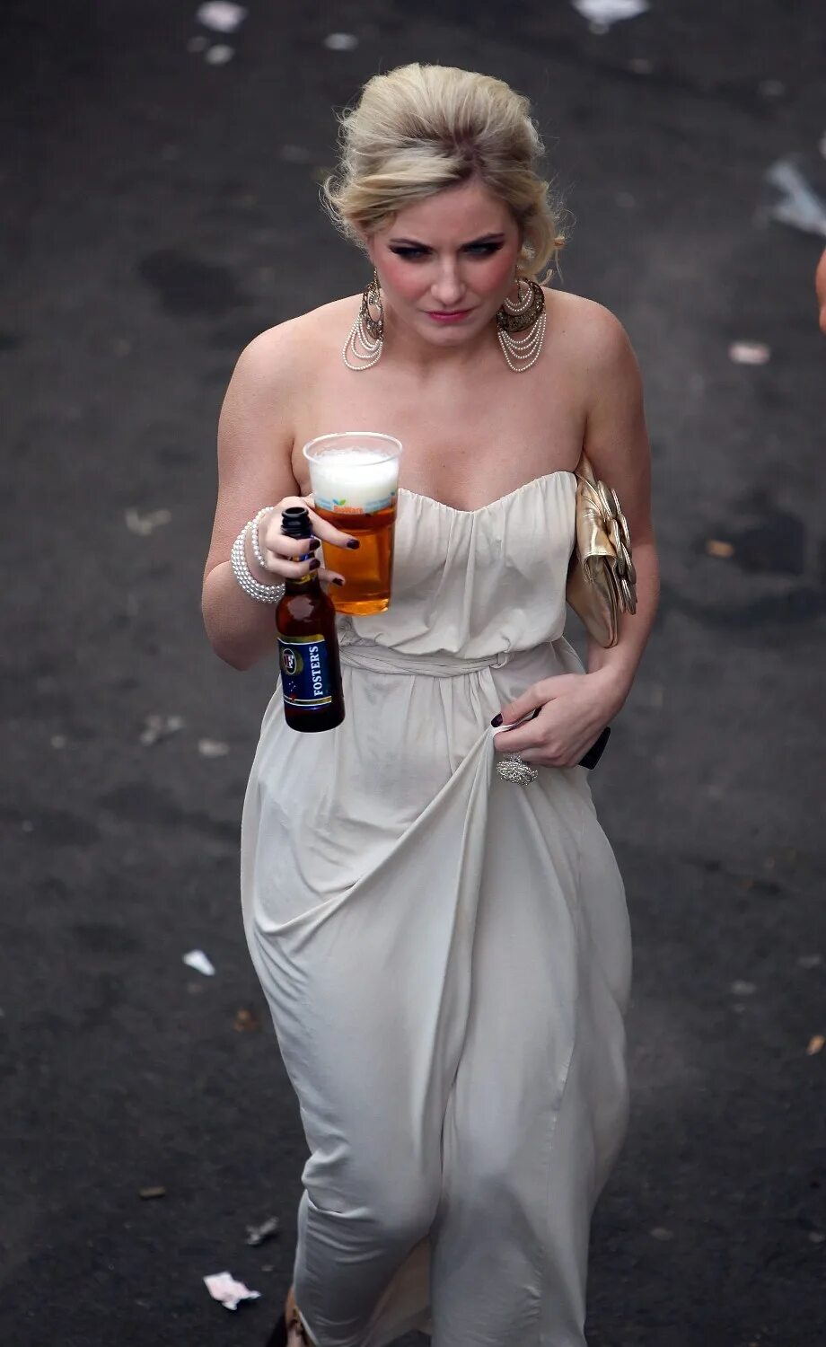 Пьяные женщины в платьях. Пьяные женщины в платьях. Пьяные женщины в платьях. Пьяная девушка в платье. Красивые девушки и алкоголь.