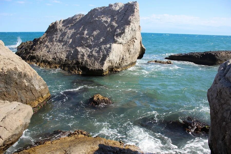 Покажи дикий пляж. Симеиз дикий пляж. Симеиз Крым камни море. Симеиз Коктебель. Симеиз Крым нудийский пляж.